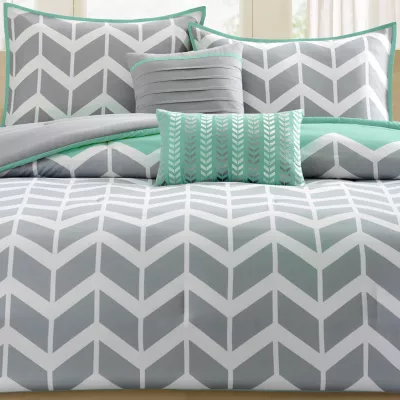 Intelligent Design Laila Comforter Set with decorative pillows