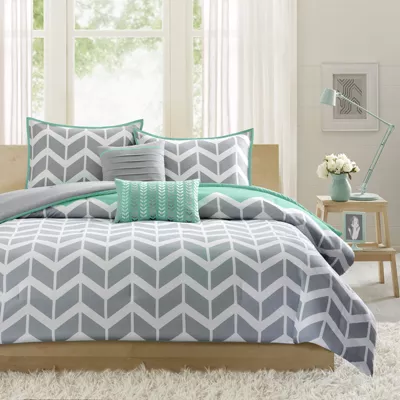 Intelligent Design Laila Comforter Set with decorative pillows