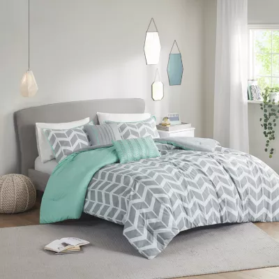 Intelligent Design Laila Comforter Set with decorative pillows