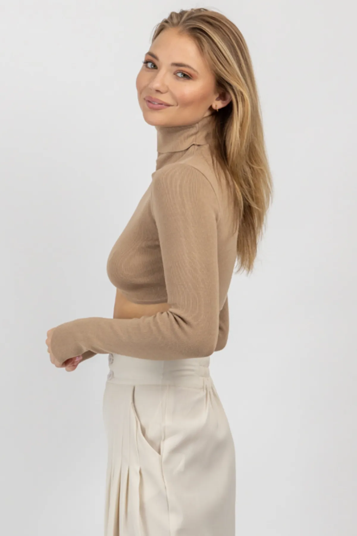 LATTE TURTLENECK UNDERBUST CROP