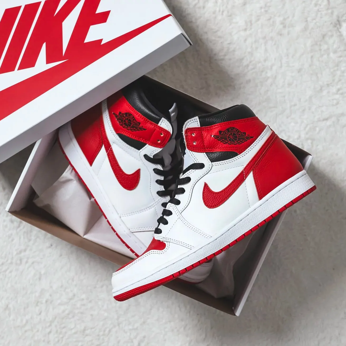 Nike Air Jordan 1 Retro High OG Heritage [555088-161]